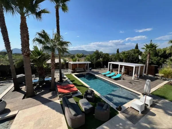 La Crau au Goys Fourniers, belle propriété de 204 m2 sur 1803 m2 de terrain avec piscine.
