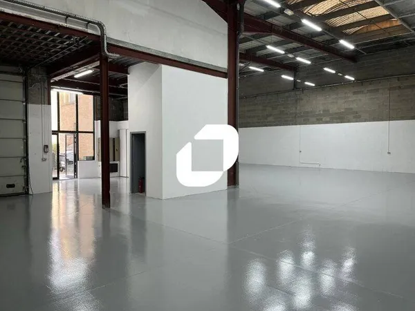 Local d'activité 557 m²