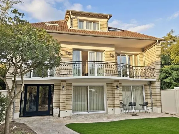 Maison 8 pièces 330 m²
