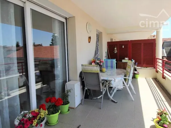 Appartement T3 en résidence avec balcon plein centre