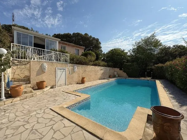 Villa avec piscine et garage à Faugères