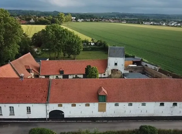 CORPS DE FERME AU CARRE AVEC 2 SPAS ET UN APPARTEMENT DE TYPE 2
