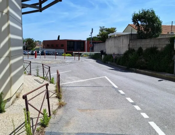 ( POUSSAN 34560 ) PARKING EXTÉRIEUR SÉCURISÉ