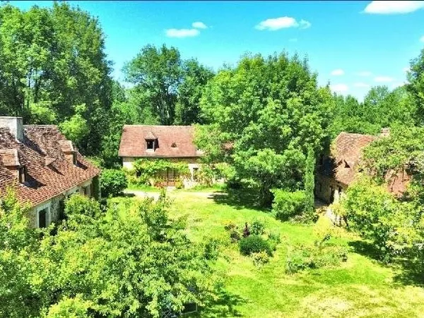 Voormalige boerderij uit 1788, drie charmant gerestaureerde huizen rond een binnenplaats. Ca. 360M²