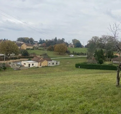 TERRAIN POUVANT ETRE DIVISE AVEC TOUT A L EGOUT