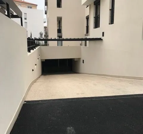 Parking/box 30 m² Hyères