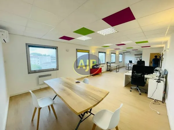 Local commercial St Medard En Jalles 60 m2 Idéal investissement locatif