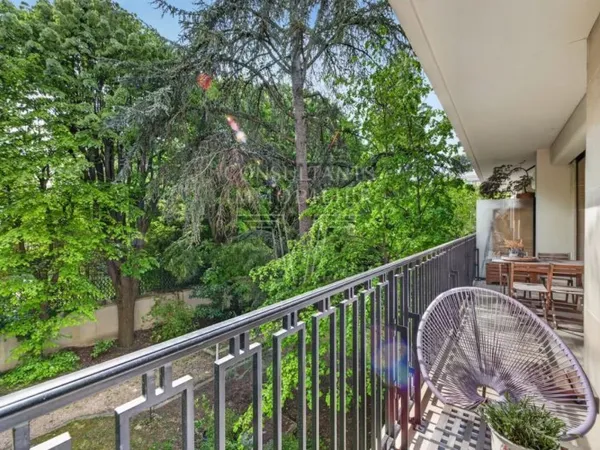 NEUILLY SAINT-JAMES/APPARTEMENT SUR JARDIN PLEIN SUD