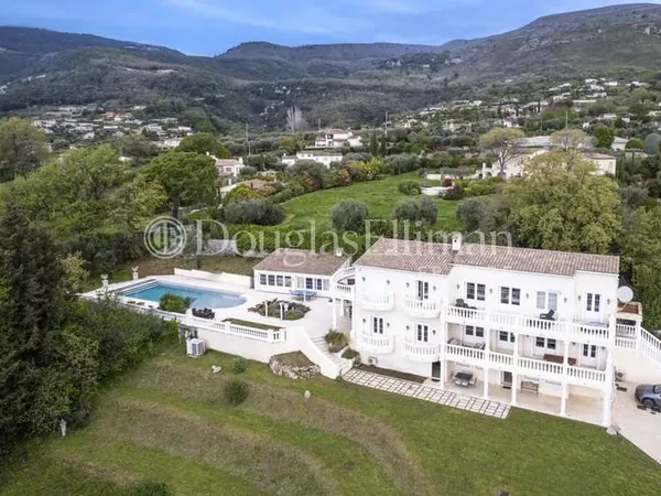 TOURRETTES-SUR-LOUP : Une vaste Villa de prestige avec vue mer panoramique