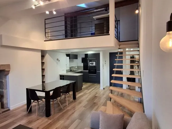 Très joli F3 duplex au 2nd et dernier étage avec ascenseur en hyper centre du Puy-en-Velay