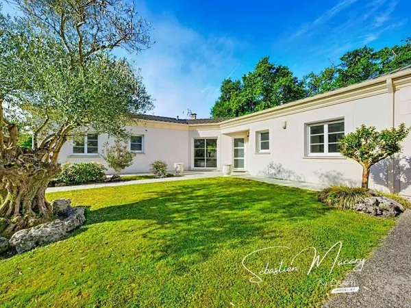 Maison de plain-pied - 5 chambres - Terrain de 840 m²