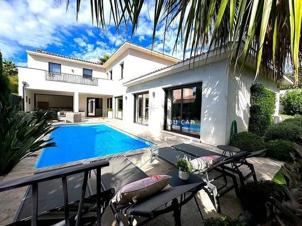 À VENDRE VILLA CONTEMPORAINE AVEC DOUBLE GARAGE PISCINE CUISINE EXTÉRIEURE, SAINTE MAXIME