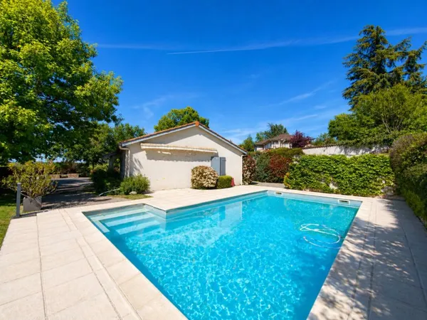 VILLA DE 184M2 AVEC PISCINE ET DEPENDANCE / SAINT-GALMIER