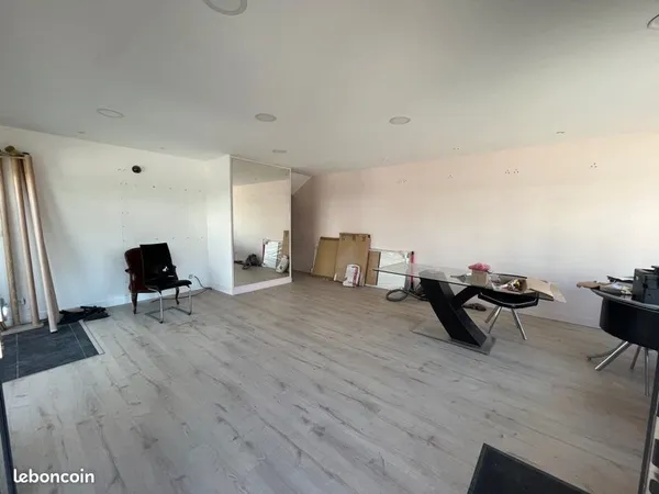 Local commercial avec garage et parking 950 euros