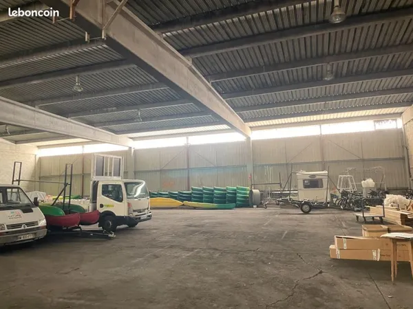 Grand espace de stockage / atelier - 1 000 m²