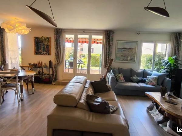 APPARTEMENT TRAVERSANT 92 M. CARRES, 3 PIECES SUR JARDIN SUSPENDU PRIVATIF 90m. CARRES, GARAGE, PARK