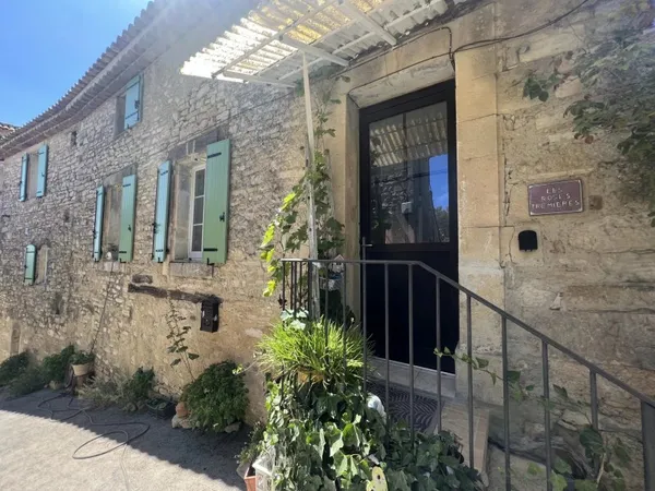 Authentique maison de village en pierre avec cour à Ste Croix à Lauze