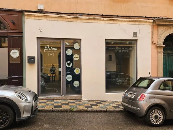 Rare à la location - Local professionnel - Double vitrine - Rue Maréchal Ornano