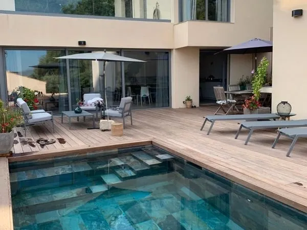 Maison d'architecte de 167 m² - Bas Faron - Piscine et aperçu mer