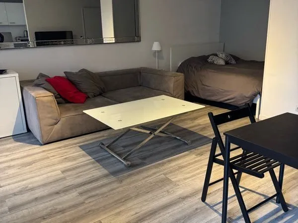 Très beau studio avec terrasse et climatisation