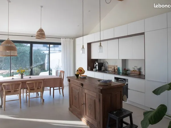 Maison meublée de caractère - 156 m² - 4 chambres - jardin 300 m² - piscine - parkings - Chevry / fr