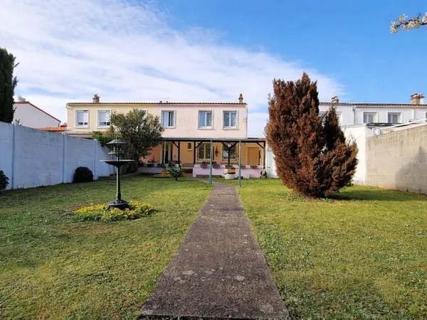 Maison 3 chambres - Terrasse couverte - garage et atelier - Jardin sud