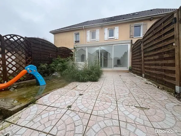 🏡 Maison fonctionnelle et lumineuse à Saint-Pierre-du-Perray - 90 m² sur trois niveaux