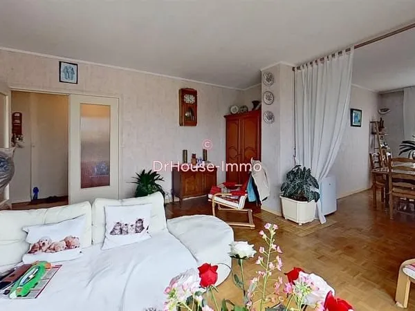 Bel appartement au 7ème étage avec vue imprenable dans immeuble bien tenu avec gardien à Saint Grati