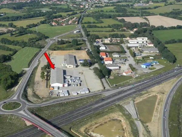 ENTREPOT ACTIVITE OU STOCKAGE 1000 m²