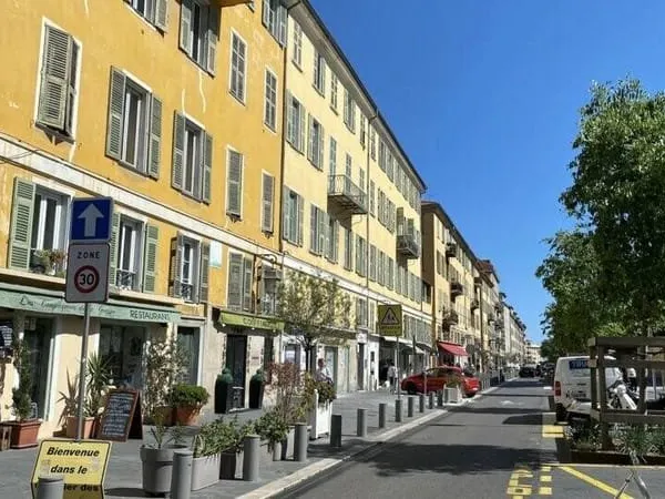 Local commercial 400 m²