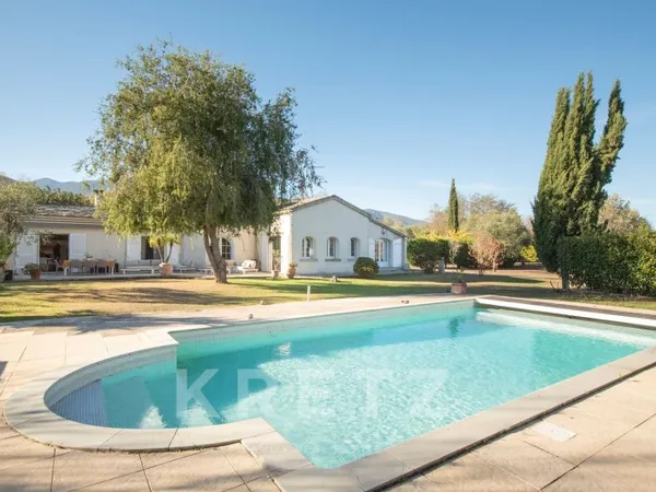Villa de caractère 190 m² - Terrain 3 000 m² - Piscine