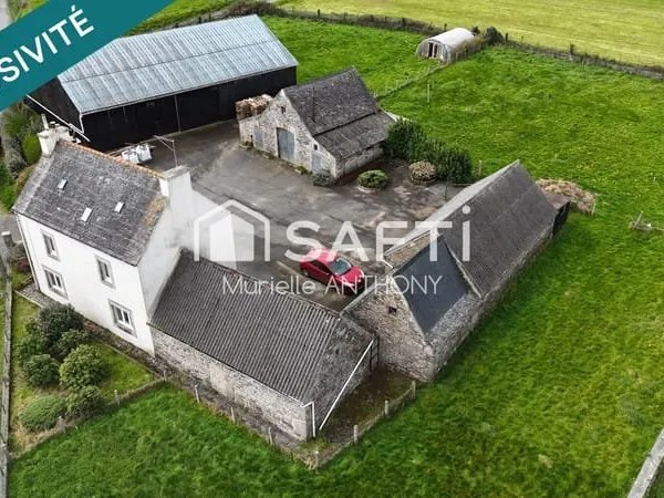 RARE. ANCIENNE FERME A FORT POTENTIEL AU COEUR DU BOURG.