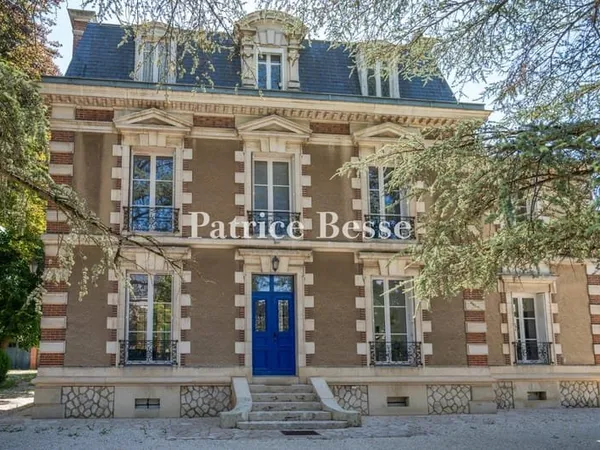 À 2 h de Paris, en Bourgogne, au coeur d'une cité à fort caractère patrimonial, une élégante villa d
