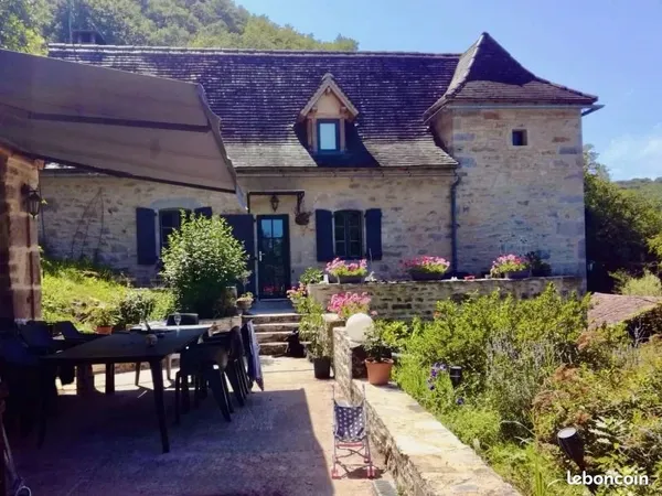 Maison de caractere en pierres restaurée, vallee du cele sur 8529 m2, piscine, proche figeac (lot)