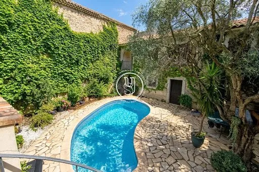 Maison 8 pièces 370 m²
