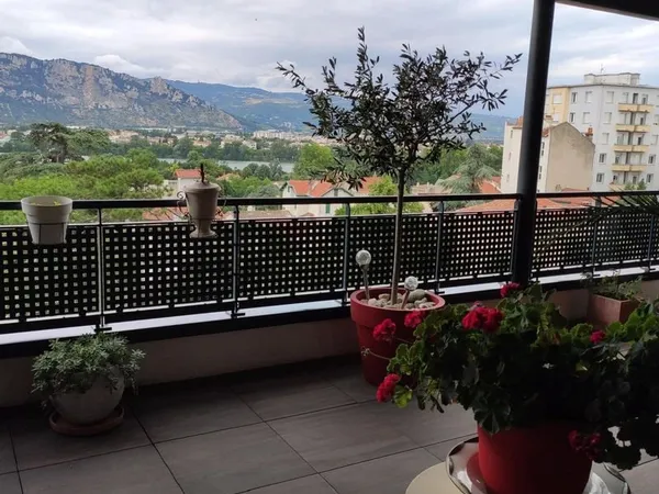 Appartement Grand Standing au 6ème étage, sur Parc et près du Centre Valence