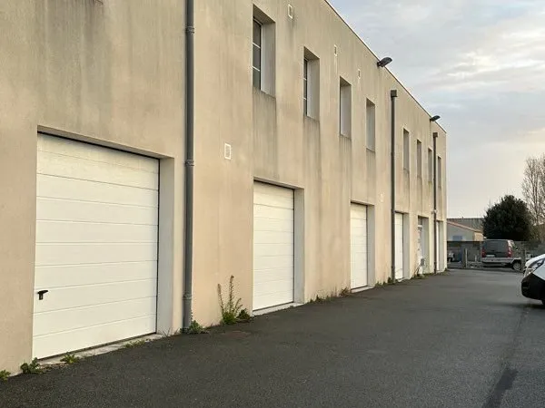 Local de stockage / dépôt 60 m² - Saint-Vivien - Accès facile