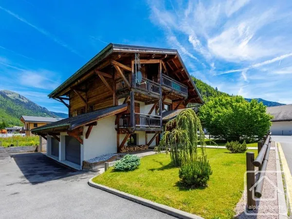 Superbe chalet de 7 chambres et 7 salles de bain, tout confort, situé au soleil dans le village de M
