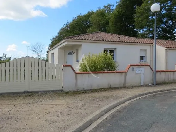 Maison familiale au coeur du bourg de Grosbreuil