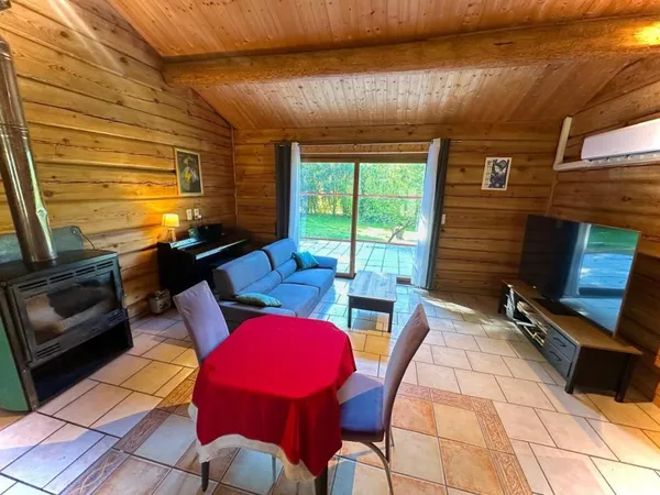 A 1O MINUTES DE PARTHENAY /CHALET EN BOIS/ 3 CHAMBRES / GARAGE