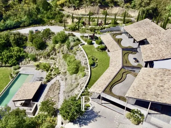 GOLFE DE SAINT-TROPEZ / GRIMAUD - VILLA 6 CHAMBRES - PISCINE / COURT TENNIS