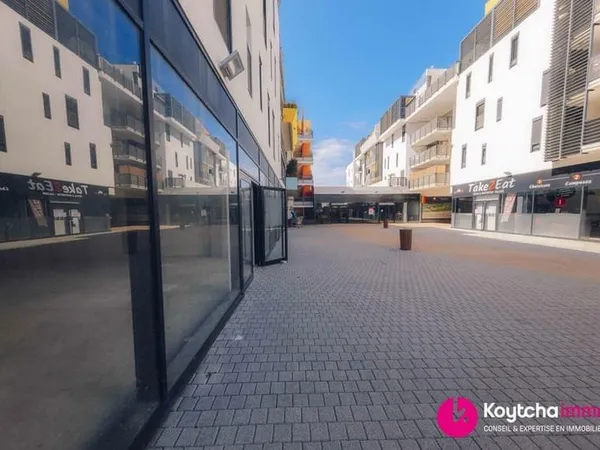 SAINT PIERRE - BEAUX LOCAUX COMMERCIAUX ET BUREAUX