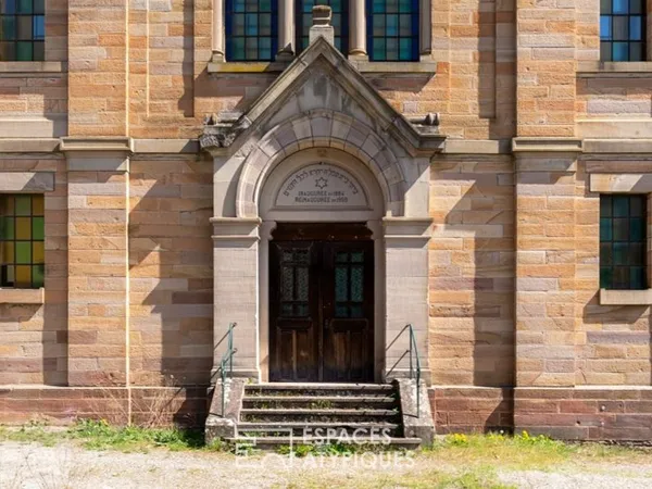 Local professionnel dans une bâtisse chargée d'histoire