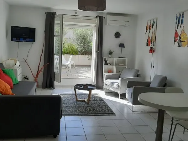 EXCEPTIONNEL plein centre ville Nîmes loue studio entiérement équipé et meublé avec terrasse privati