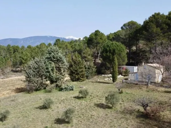 Cabanon à rénover sur 1,5 hectare de nature à Mormoiron