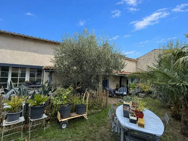 GRANDE MAISON - GITE - VASTE DEPENDANCE - JARDIN CLOS