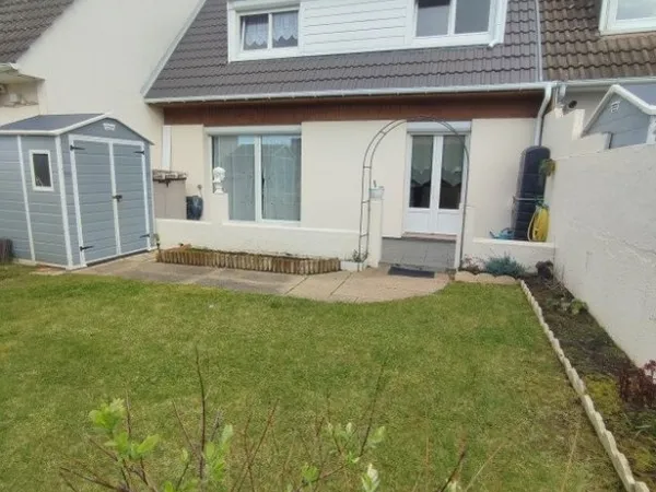 Maison familiale de trois chambres, jardin, place de parking