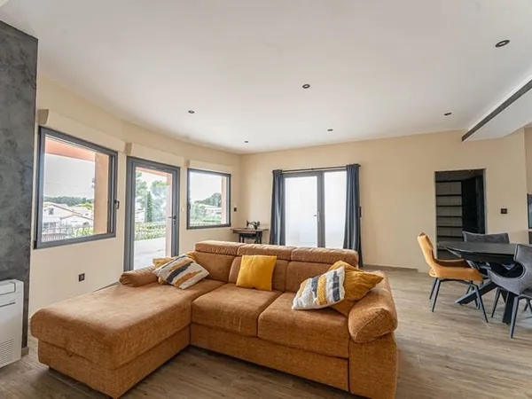 Haut de villa 99m2 avec terrasse parking et jardin 212m2