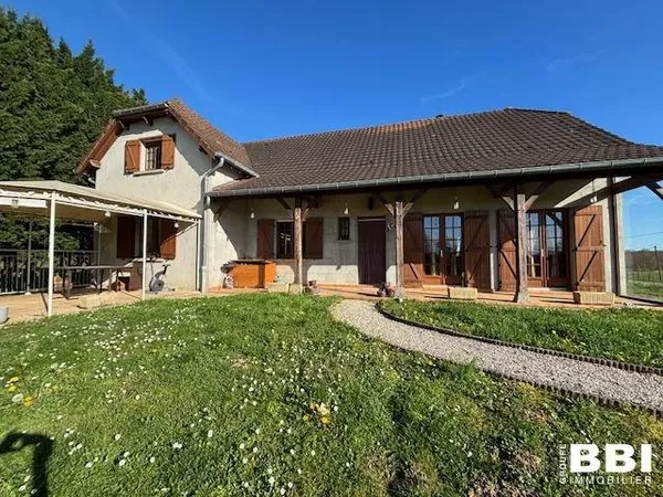 Maison traditionnelle grand terrain