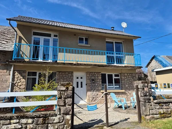 CORRÈZE. Proche MEYMAC. Maison en parfait état comprenant 3 chambres, 2 garages et un jardin de 362 